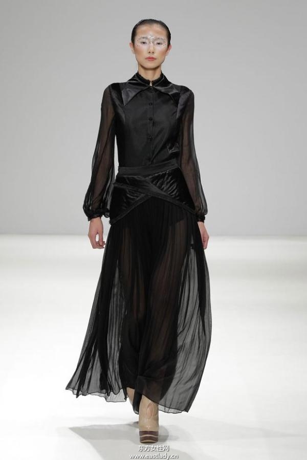 吉承倫敦時(shí)裝周2013秋冬系列 黑色元素成流行主旋律