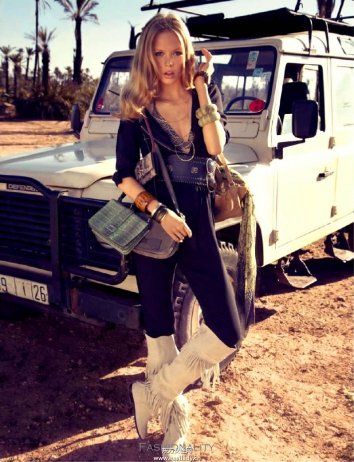 歐美時(shí)尚達(dá)人沙漠展示狂野裝