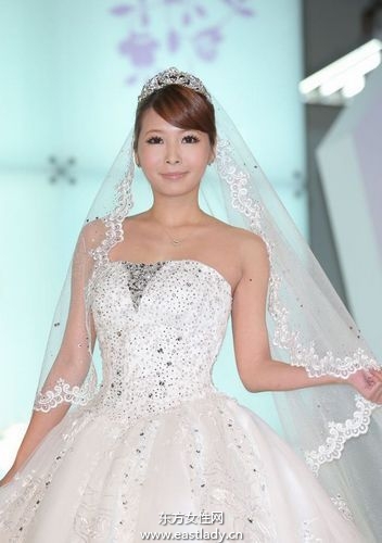 Makiyo為婚紗代言走秀大秀酥胸