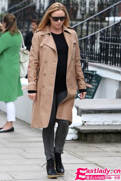 夏日學(xué)明星服裝搭配穿出個性時尚