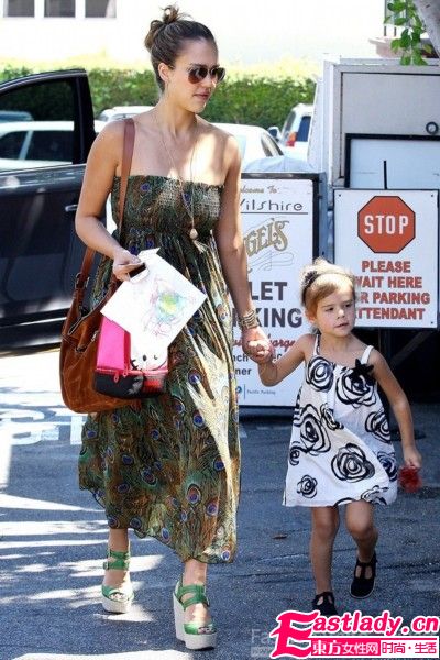 夏日學(xué)明星服裝搭配穿出個性時尚