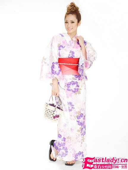不同花朵圖案日本浴衣突出夏日氣息