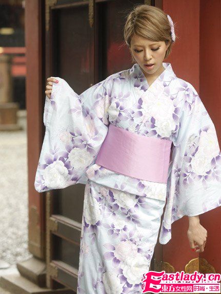 不同花朵圖案日本浴衣突出夏日氣息