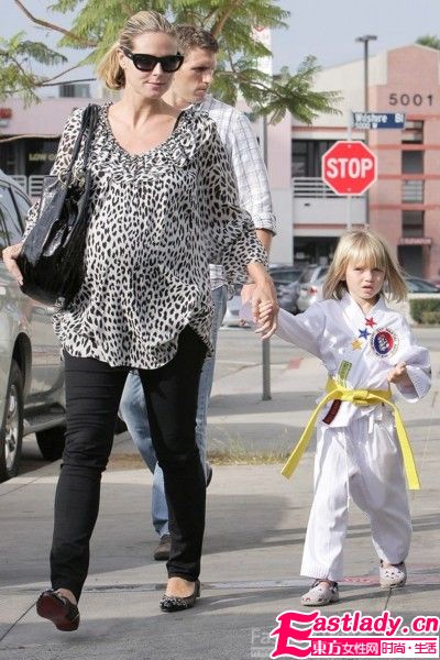 夏日學(xué)明星服裝搭配穿出個(gè)性時(shí)尚