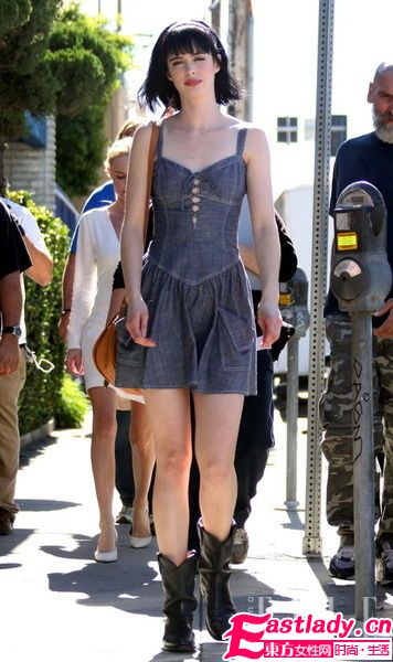 夏日學(xué)明星穿牛仔服飾個性十足