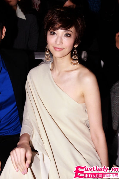 時尚女王范冰冰民族色彩圖案短裙Hold住全場