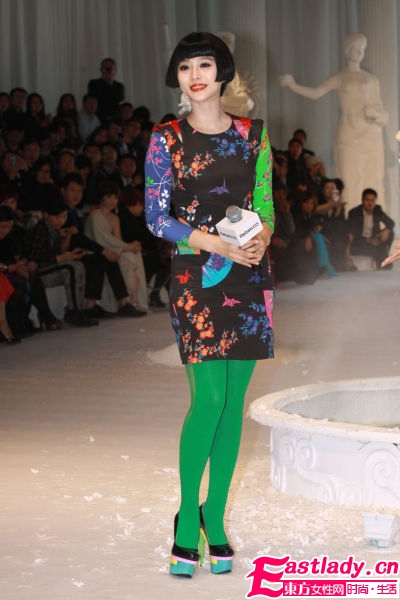 時(shí)尚女王范冰冰民族色彩圖案短裙Hold住全場