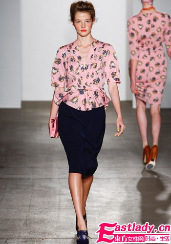 37歲貝嫂賣萌展現(xiàn)充滿母性和童真