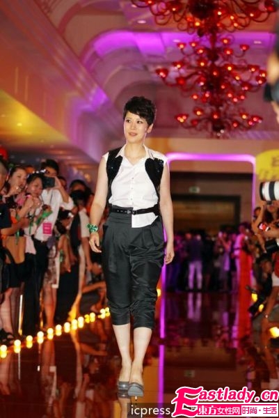 熊黛林西服搭配帥氣性感