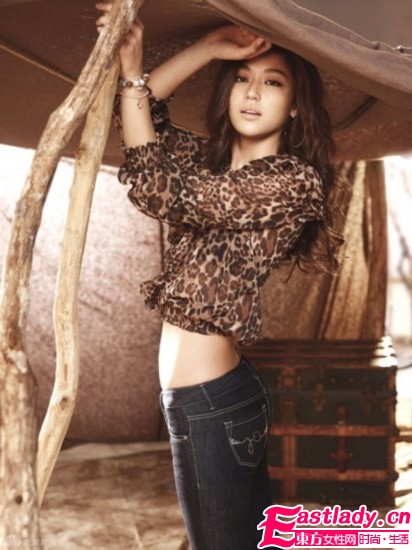 全智賢豹紋上裝+牛仔褲穿出翹臀蠻腰