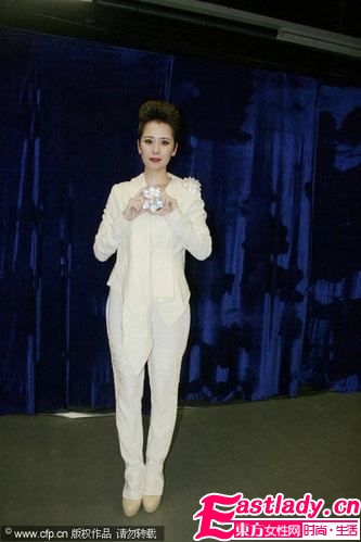 海清裙裝演繹性感 簡約又大方