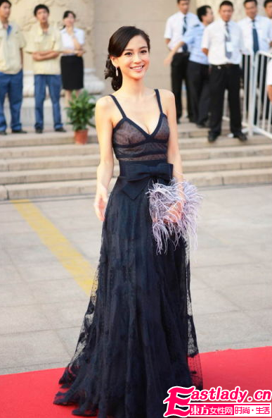 第十四屆華表獎星光熠熠  鞏俐袁莉兩位女明星黑色性感裙亮相紅毯