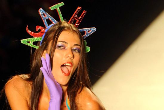 2011哥倫比亞麥德林時(shí)裝周 五彩繽紛泳裝讓觀眾眼前一亮