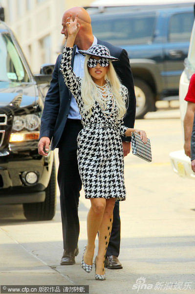 Lady Gaga冰冰帕爾墨千鳥格裙撞衫 誰穿更美麗