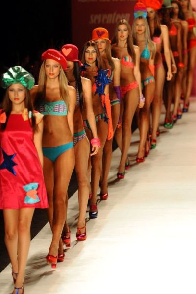 2011哥倫比亞麥德林時(shí)裝周 五彩繽紛泳裝讓觀眾眼前一亮