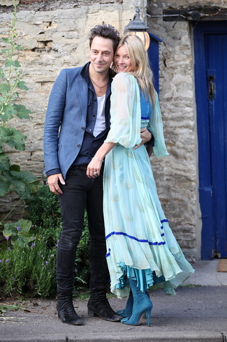 時尚明星Kate Moss和Jamie Hince的婚禮衣櫥