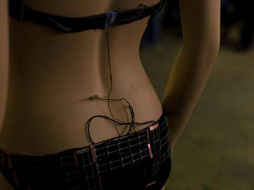 太陽能充電比基尼 成就最炫海灘寶貝