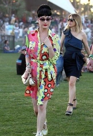 學(xué)明星演繹波點復(fù)古風(fēng) 做時尚潮人