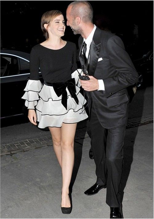 《魅力》(Glamour)雜志最佳著裝女人艾瑪·沃特森 迷你裙顯美腿