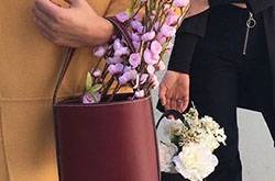 時(shí)尚穿搭水桶包 讓你一秒土妞變時(shí)髦