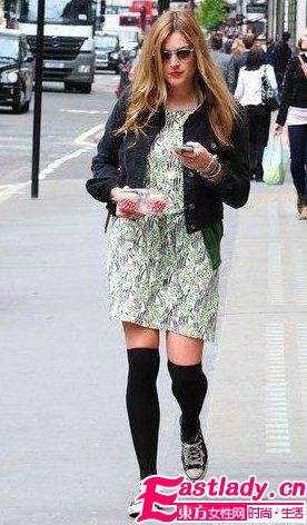 明星裝嫩必殺技 中長襪強(qiáng)勢回潮