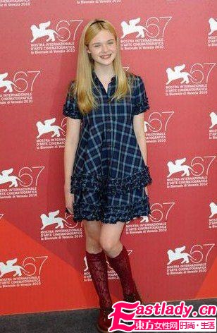 明星裝嫩必殺技 中長(zhǎng)襪強(qiáng)勢(shì)回潮