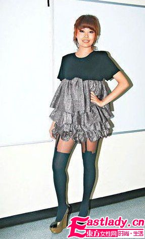 明星裝嫩必殺技 中長(zhǎng)襪強(qiáng)勢(shì)回潮