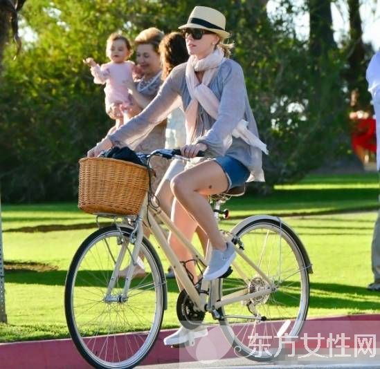 太陽帽學(xué)著這么搭 造型瞬間時(shí)髦起來