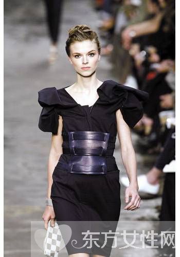 裙子妙搭寬腰帶 秒變纖細(xì)小腰精