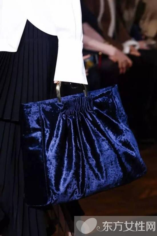 這個冬天 天鵝絨包包正悄悄大步邁進