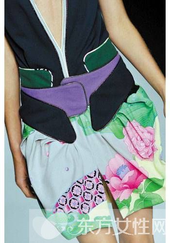 裙子妙搭寬腰帶 秒變纖細(xì)小腰精