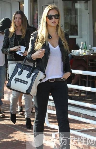 celine笑臉包 看女星們?nèi)绾屋p松駕馭