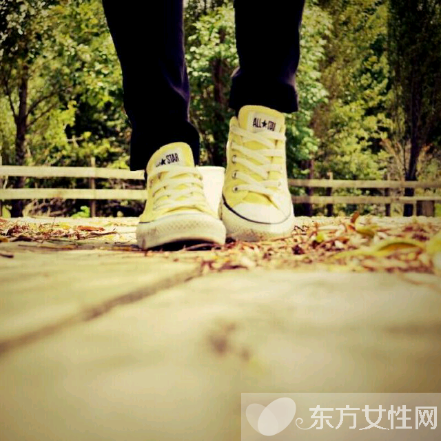 女生帆布鞋搭配經 一雙帆布鞋穿出各種范