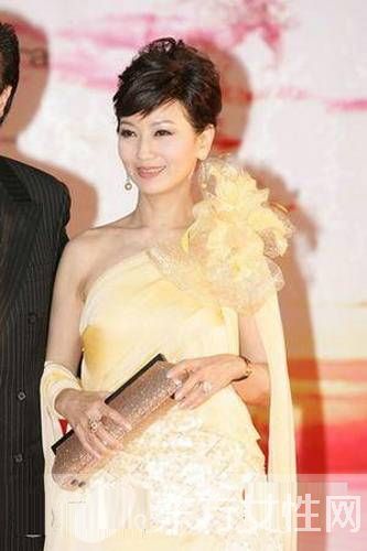 晚宴包巧妙搭配變女王 看女星們如何演繹