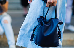 今年最火的水桶包 時(shí)尚達(dá)人凹造型全靠它