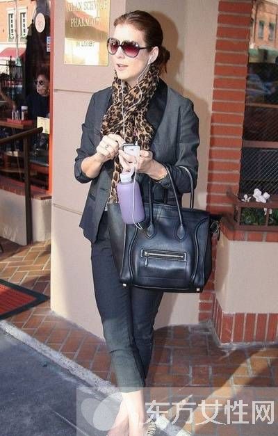 celine笑臉包 看女星們?nèi)绾屋p松駕馭