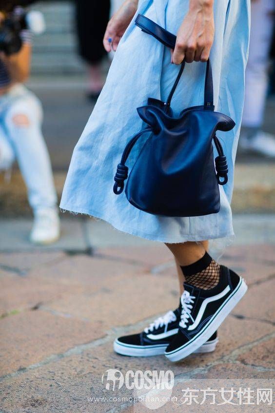 今年最火的水桶包 時尚達人凹造型全靠它