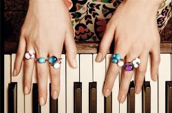 在指尖上跳躍又極具個(gè)性的戒指你有了嗎