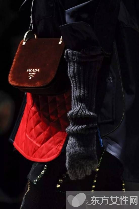 這個冬天 天鵝絨包包正悄悄大步邁進