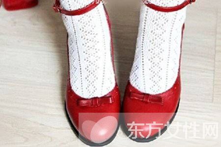 一雙紅皮鞋的魅力 時尚感十足凸顯氣質(zhì)