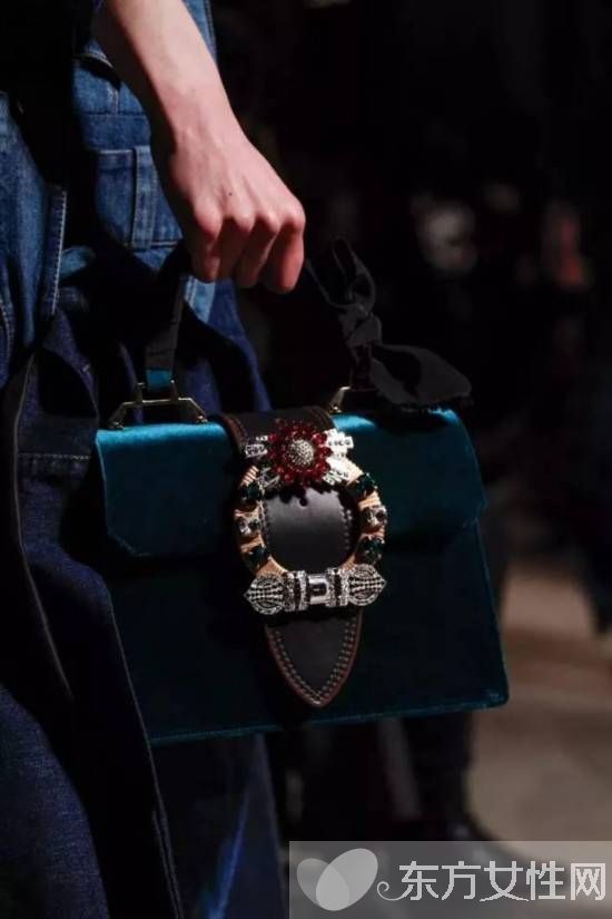 這個冬天 天鵝絨包包正悄悄大步邁進