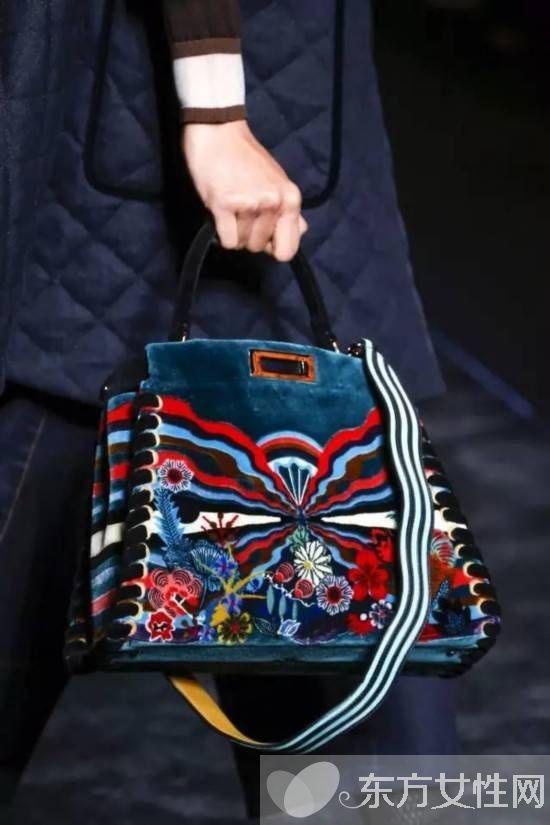 這個冬天 天鵝絨包包正悄悄大步邁進