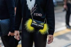 秋冬4種迷你手袋風(fēng)格 時(shí)髦的你可千萬(wàn)別錯(cuò)過(guò)