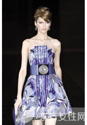 裙子妙搭寬腰帶 秒變纖細(xì)小腰精