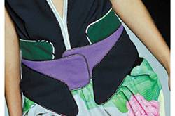 裙子妙搭寬腰帶 秒變纖細小腰精