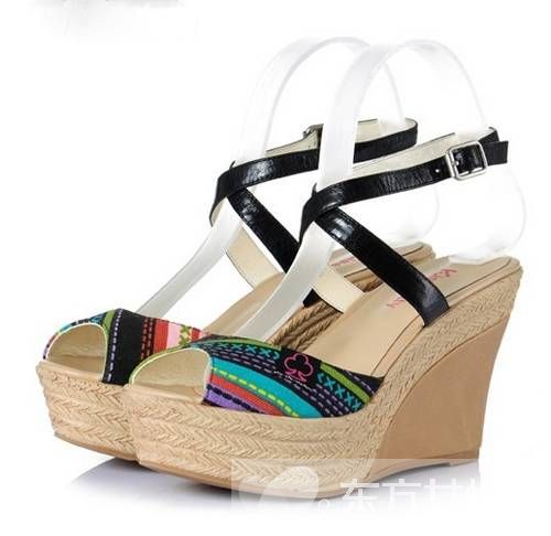 夏季時尚草編坡跟涼鞋 盡顯田園風情