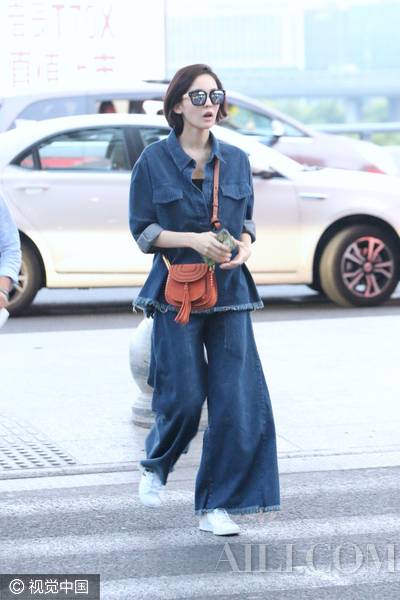 春夏無法拒絕的淡藍(lán)色 明星教你如何裝最時髦