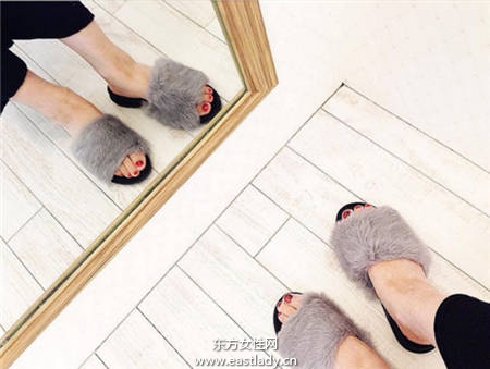 毛毛鞋也可這么時(shí)尚 這樣穿回頭率百分百