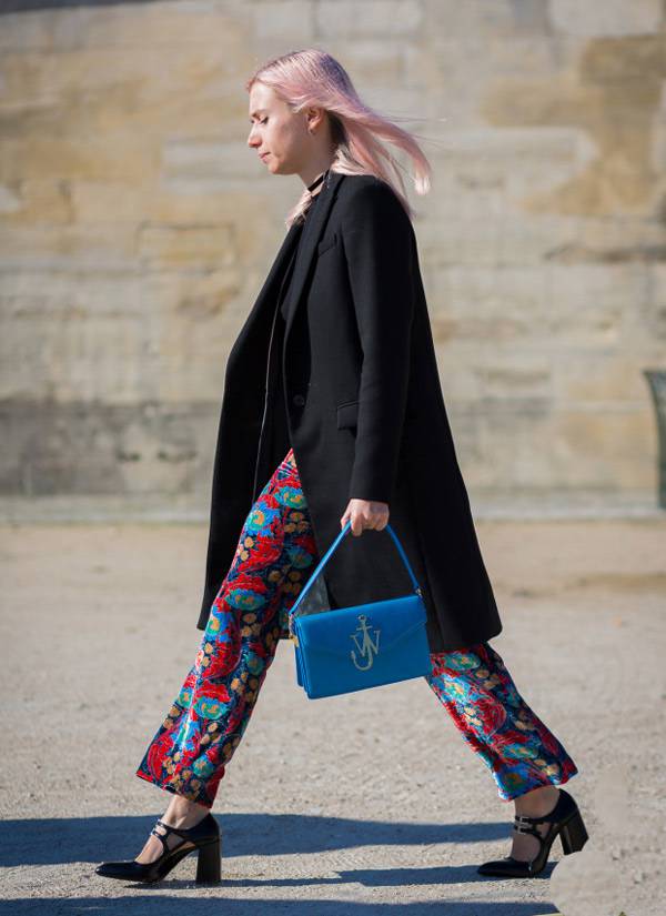 小白鞋穿膩了 不妨來一雙永不過時(shí)的小黑鞋