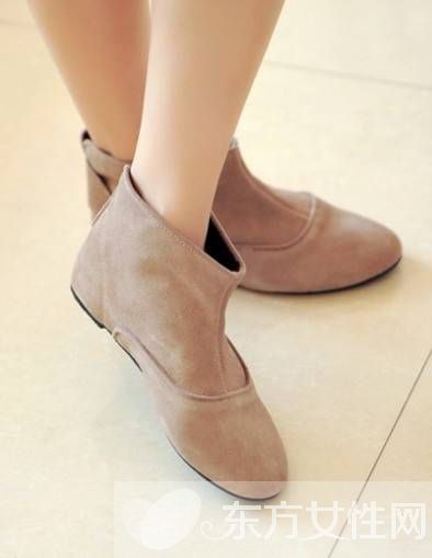 冬季時(shí)尚短靴搭配 彰顯出多樣化的潮范